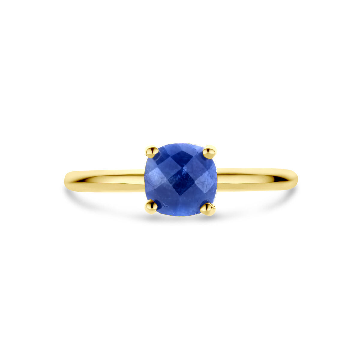 Een elegante ring saffier 14K geelgoud uit de Van der Kooij Collectie: met een dunne band en cushion-cut blauwe saffier in vier griffen, schitterend gepresenteerd op een witte achtergrond.