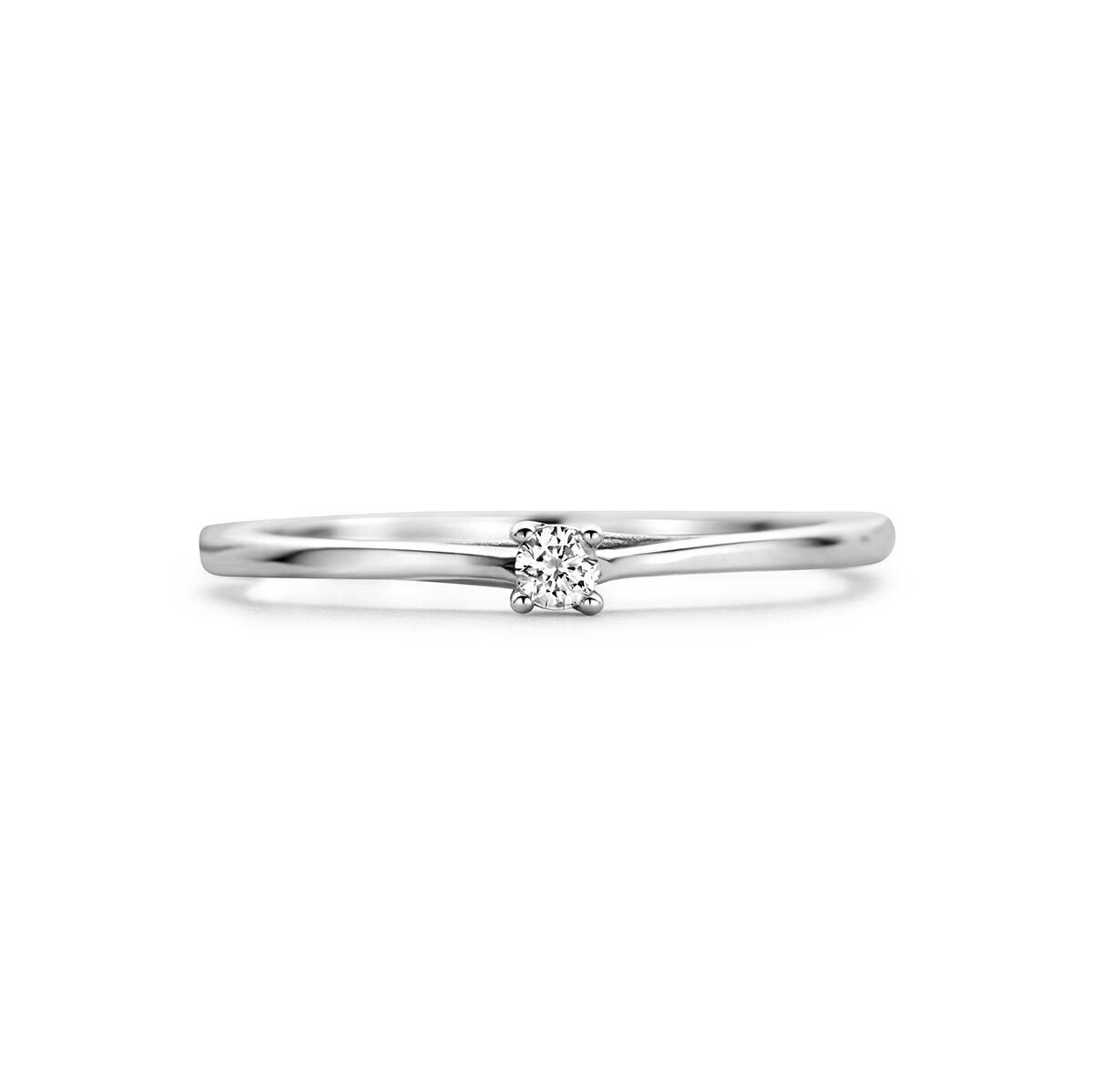 Een minimalistische 14K witgouden aanzoeksring uit de Van der Kooij Collectie, met een dunne band en een 0,05ct H SI diamant in een elegante vierpoots zetting – een tijdloos sieraad.
