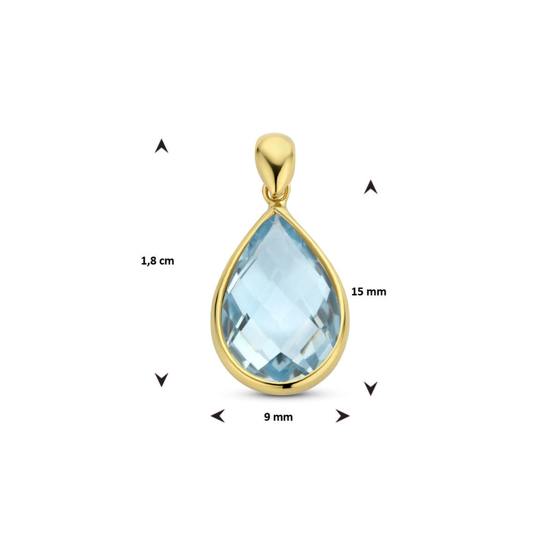 De hanger blauw topaas 14K geelgoud van Van der Kooij Collectie heeft een druppelvormige, facetgeslepen lichtblauwe edelsteen in 14k geelgoud; hij is 1,8 cm hoog, 15 mm breed en 9 mm op zijn smalst.