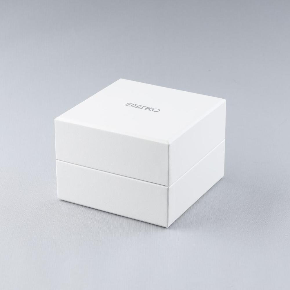 De witte vierkante doos met Seiko in grijs gedrukt suggereert een minimalistisch ontwerp tegen een zachte grijze achtergrond. Binnenin bevindt zich de verfijnde Seiko Presage heren horloge SSA405J1, bewonderd om zijn automatische uurwerk, perfect voor de veeleisende herenhorlogeliefhebber.