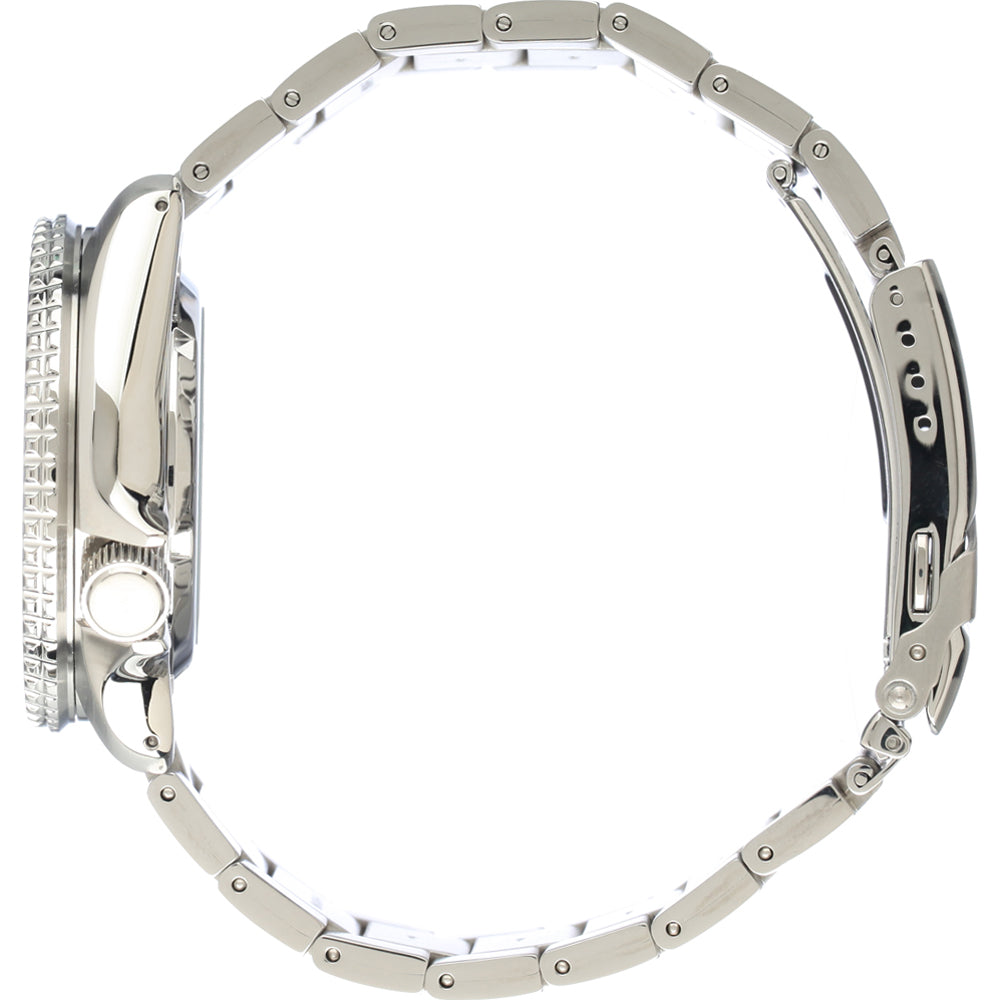 Zijaanzicht van het Seiko 5 Sports herenhorloge SRPD61K1, met een zilveren metalen schakelband en een ronde, met juwelen versierde bezel. Het scherm is uit, met zijknoppen en een met een gesp vastgemaakte band die horizontaal naar buiten is geplaatst.