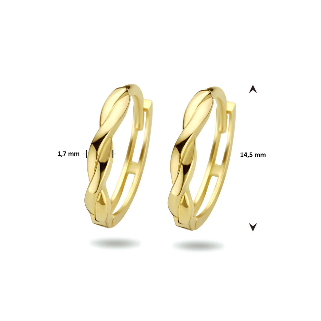 De Van der Kooij Collectie klapoorringen gedraaid 14K geelgoud staan rechtop op een witte ondergrond, zijn 1,7 mm breed en 14,5 mm hoog - elegante oorringen dames voor elke gelegenheid.