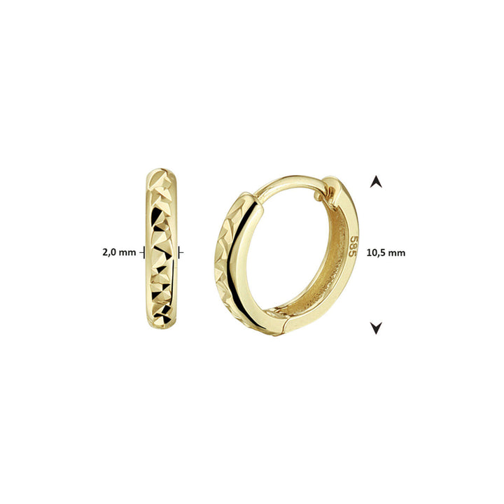 Van der Kooij Collectie klapoorringen gediamanteerd 14K geelgoud met een geometrisch patroon, 2,0 mm breed en 10,5 mm doorsnede; getoond van voren en opzij.
