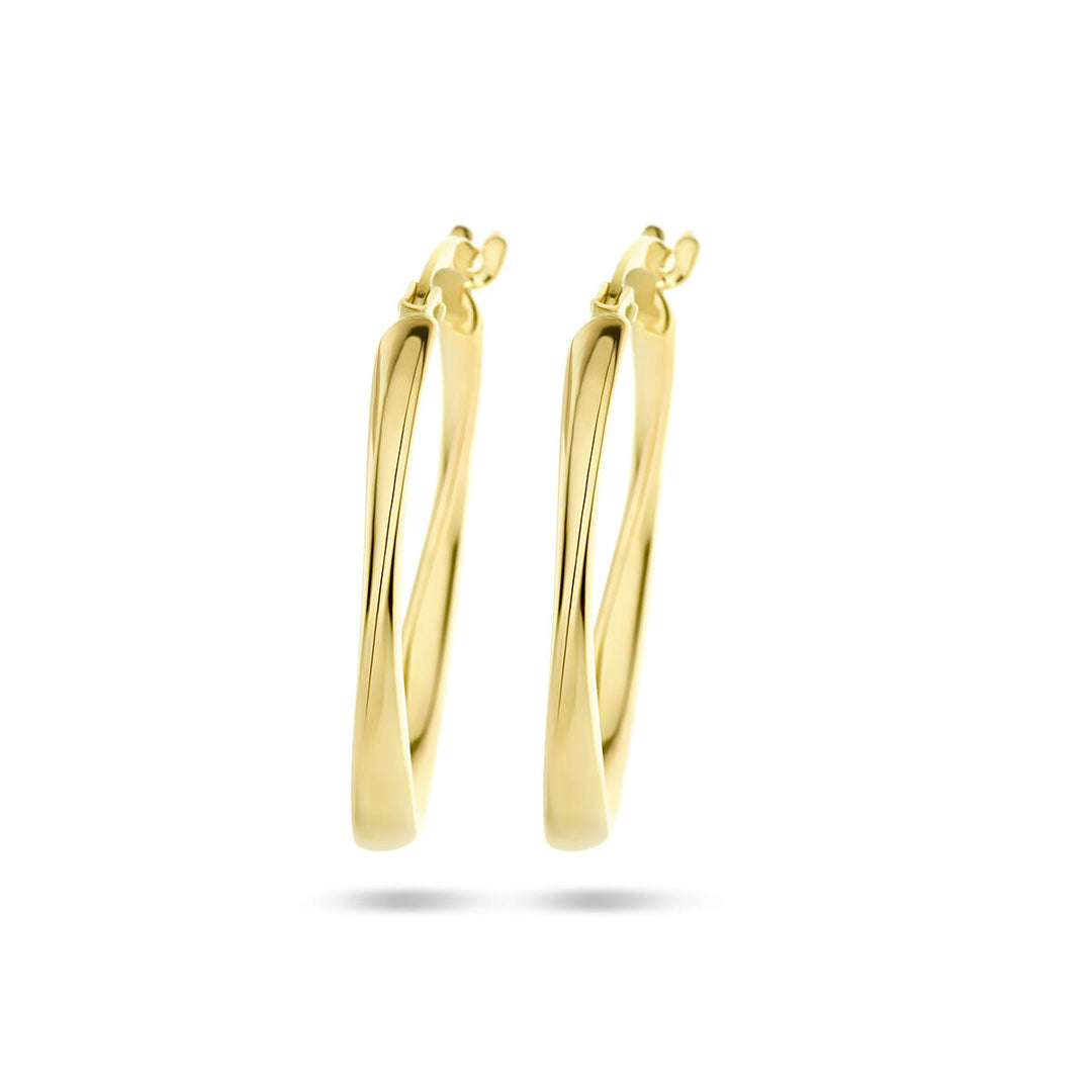 Een paar Van der Kooij Collectie oorringen ovaal gedraaide buis 14K geelgoud met scharniersluiting wordt getoond op een effen witte achtergrond.