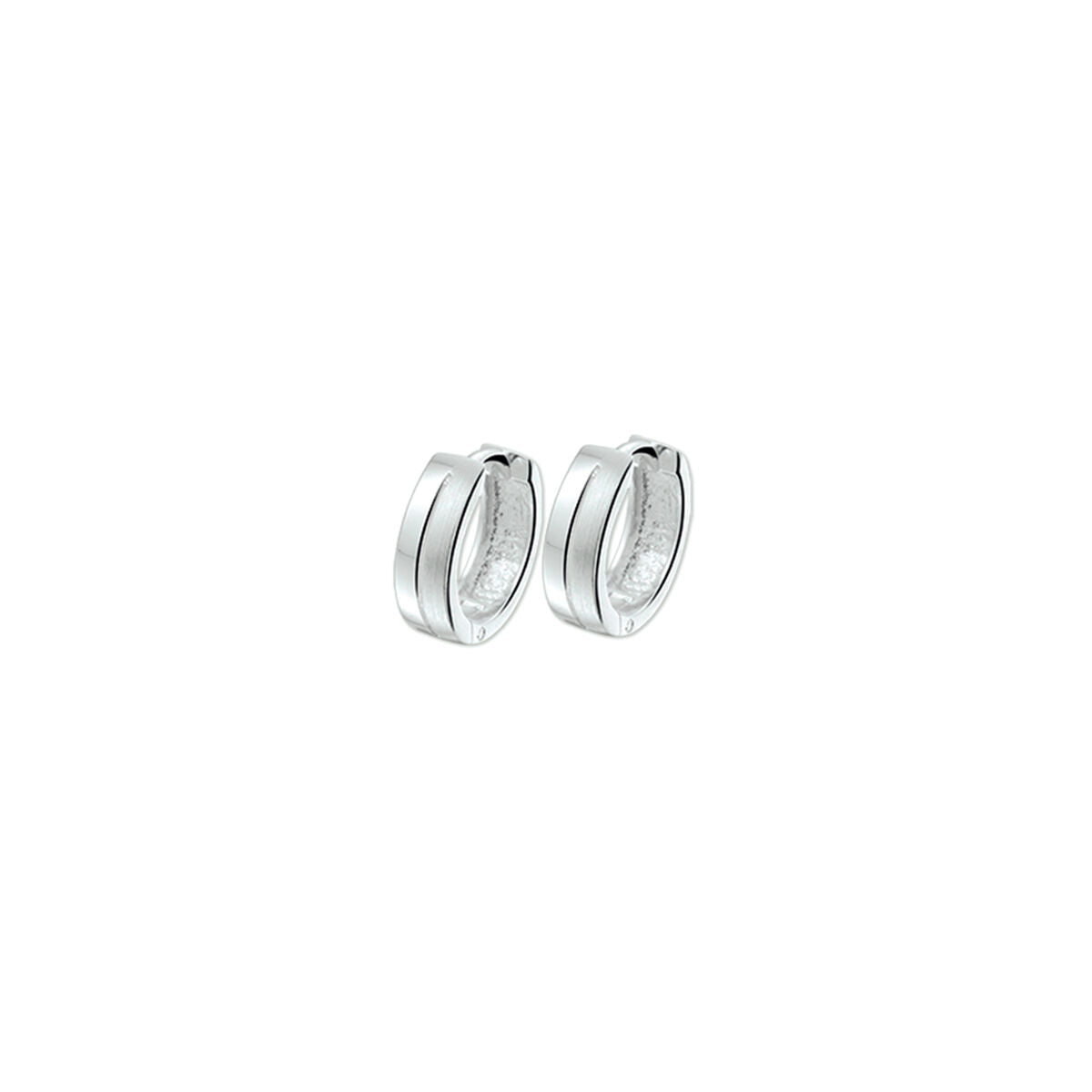 Een paar Van der Kooij Collectie klapoorringen vlak poli/mat zilver gerhodineerd voor dames, met een gladde en mat zilveren afwerking, tegen een effen witte achtergrond.