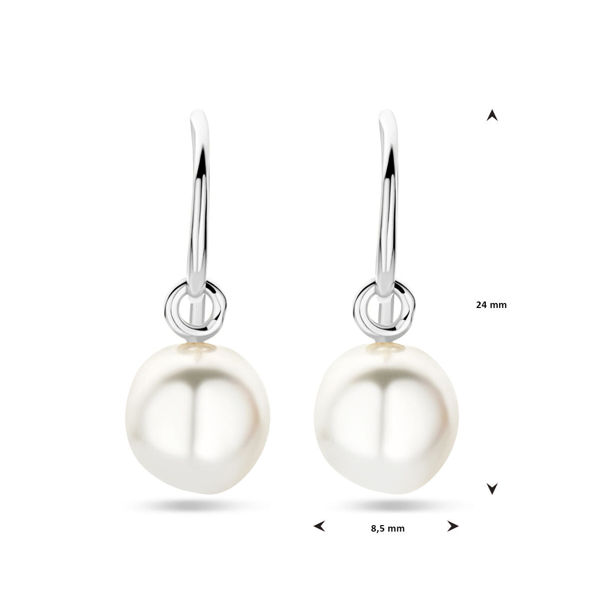 De Van der Kooij Collectie oorhangers franse haak parel 24 mm zilver gerhodineerd zijn voorzien van witte, ronde parels en meten 24 mm hoog bij 8,5 mm breed, elegant afgebeeld op een witte achtergrond met maatlijnen.