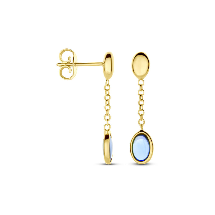 Van der Kooij Collectie oorhangers london blue topaas 26 mm, vervaardigd uit 14K geelgoud met ovale blauwe topaas aan korte ketting en gouden steker, gepresenteerd tegen een witte achtergrond.