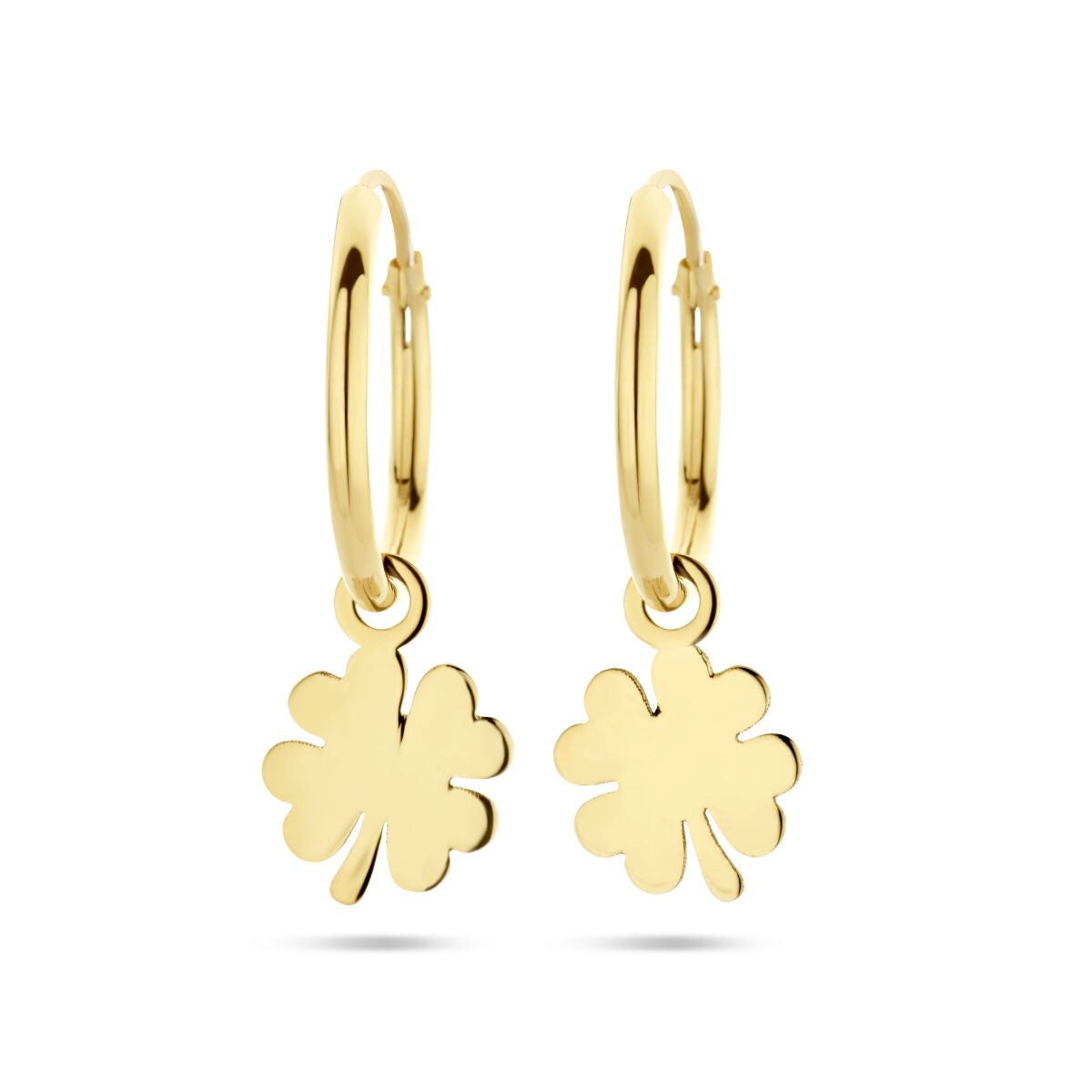 De Van der Kooij Collectie oorringen klaver 14K geelgoud hebben een bungelende klaver hanger en zijn gefotografeerd op een witte achtergrond - perfecte dames sieraden voor elke gelegenheid.