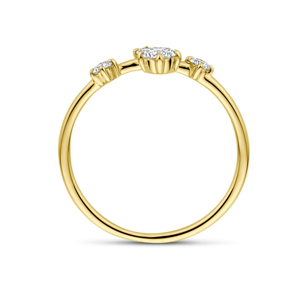 De Van der Kooij Collectie ring lab grown diamant 0,33ct h si 14K geelgoud is een geelgouden damesring met drie ronde lab-grown diamanten in prong zetting, van opzij gezien op een witte achtergrond.
