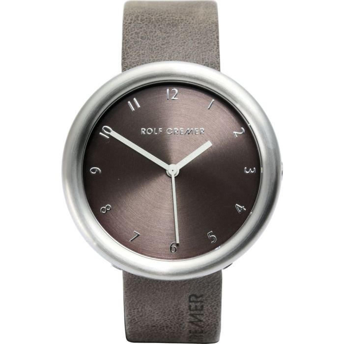 Bruin leren horloge met een ronde zilverkleurige kast en een bronzen wijzerplaat met witte cijfers.