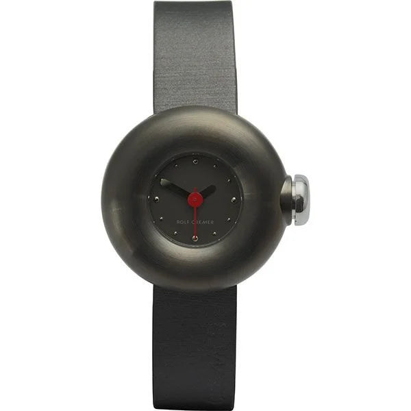 Zwart leren horloge met ronde, grijze kast en een zwarte wijzerplaat met rode secondewijzer.