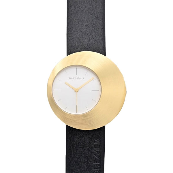 Gouden horloge met ronde wijzerplaat en zwarte leren band.