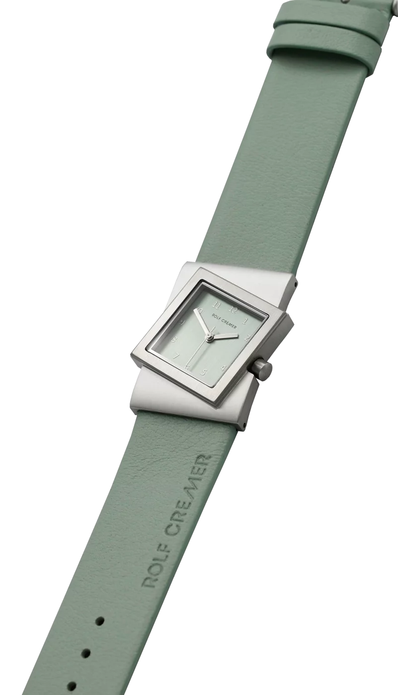 Groen leren horloge met vierkante zilverkleurige kast en een lichtgroene wijzerplaat.