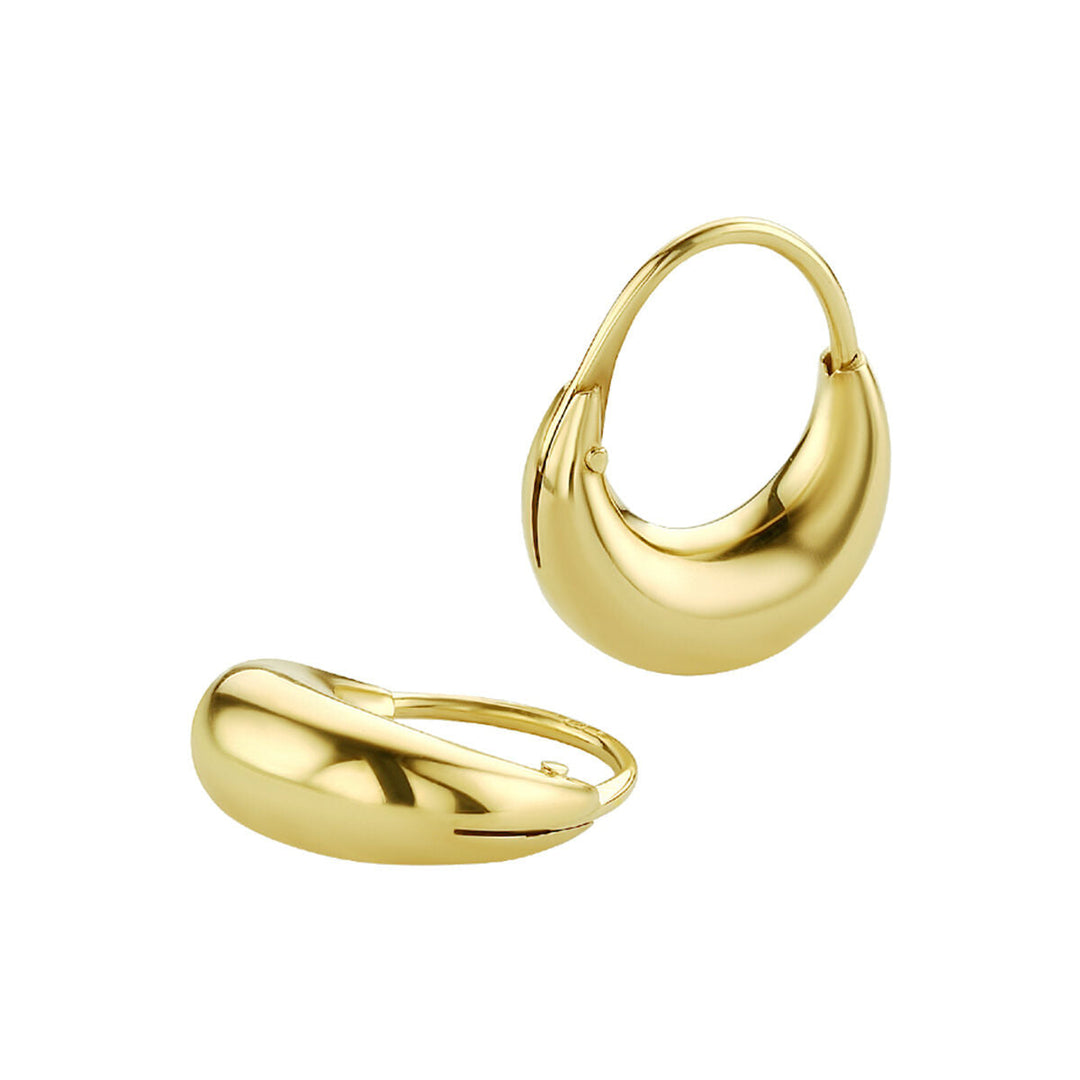 Een paar glanzende 14K geelgouden oorringen uit de Van der Kooij Collectie, met een ovaal, glad, gebogen ontwerp, afgebeeld op een witte achtergrond.