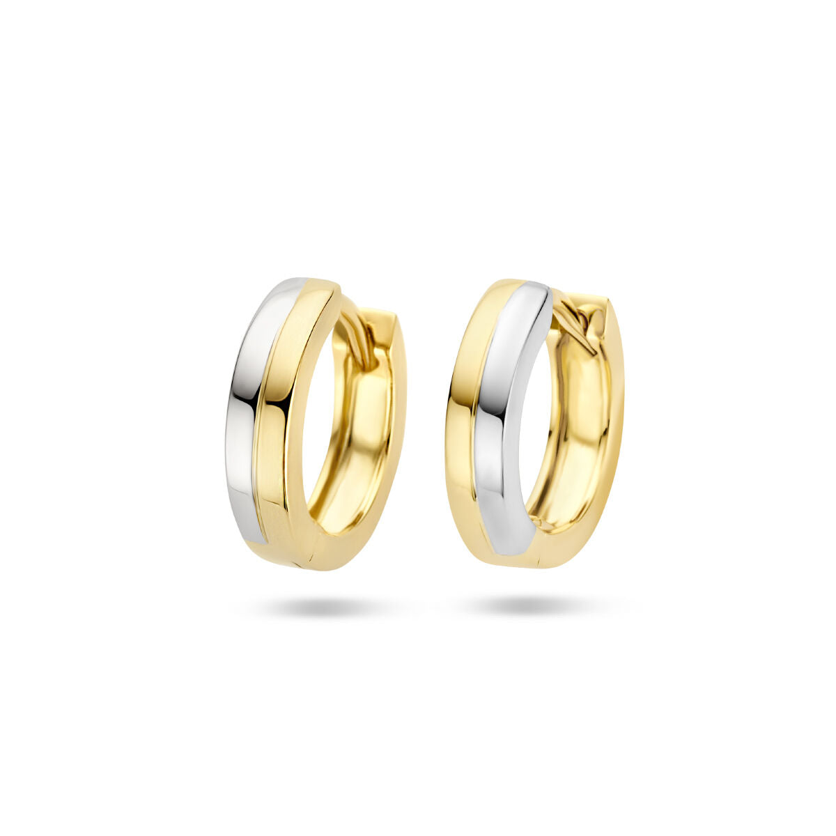 Een paar Van der Kooij Collectie klapoorringen 3,0 mm vlak 14K bicolor goud geel/wit met veilige scharniersluiting, een combinatie van geel- en witgouden banden, weergegeven tegen een witte achtergrond.