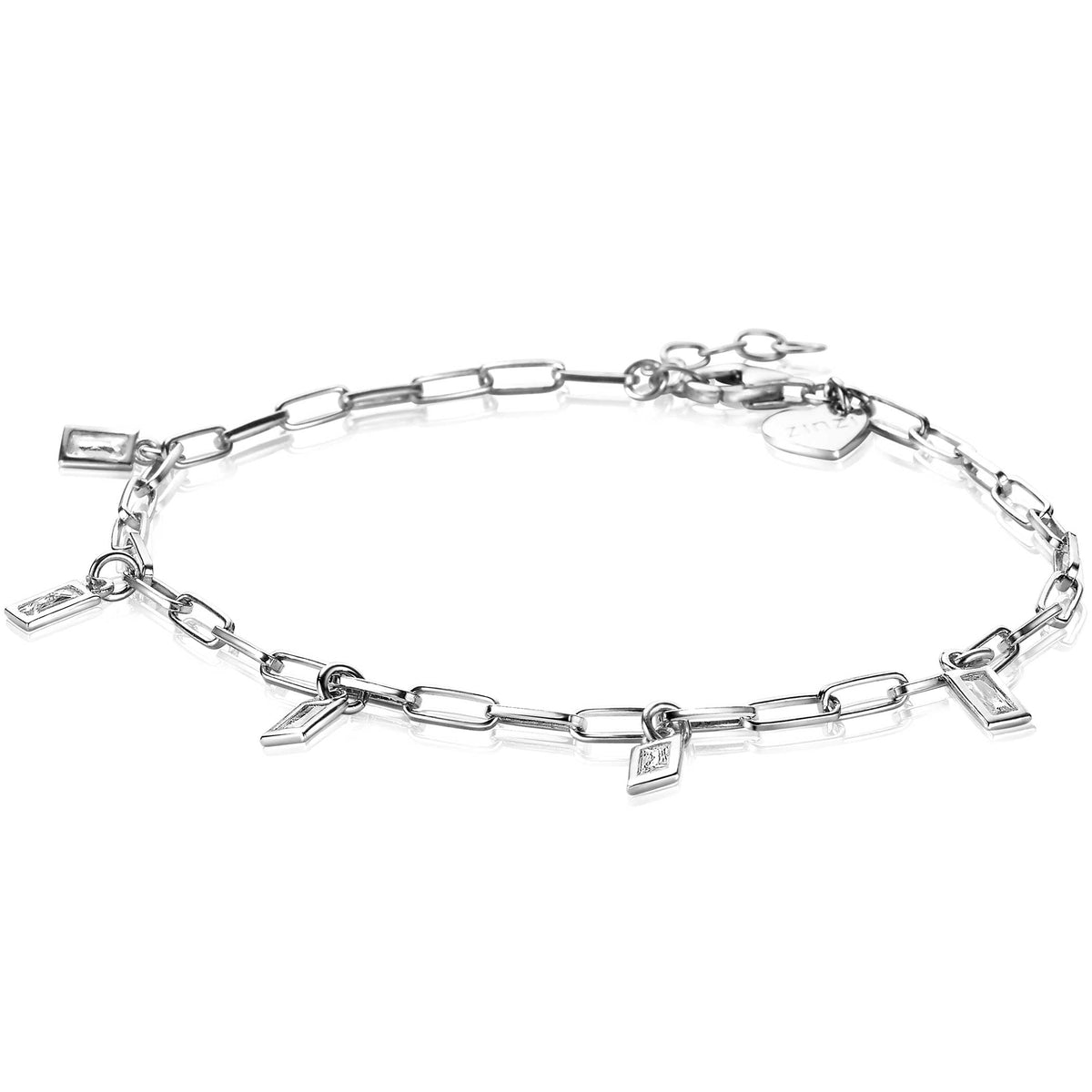 Zilveren armband met schakels en hangende bedels in de vorm van kleine sleutels.
