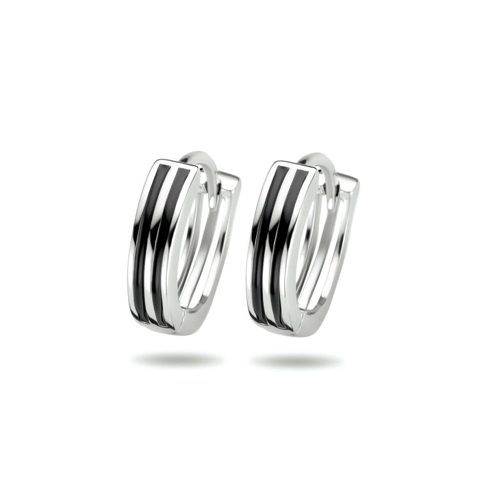 Een paar klapoorringen zilver gerhodineerd door Van der Kooij Collectie voor dames, met een modern dubbel-band ontwerp met een dunne zwarte emaille lijn langs het midden, afgebeeld op een witte achtergrond.