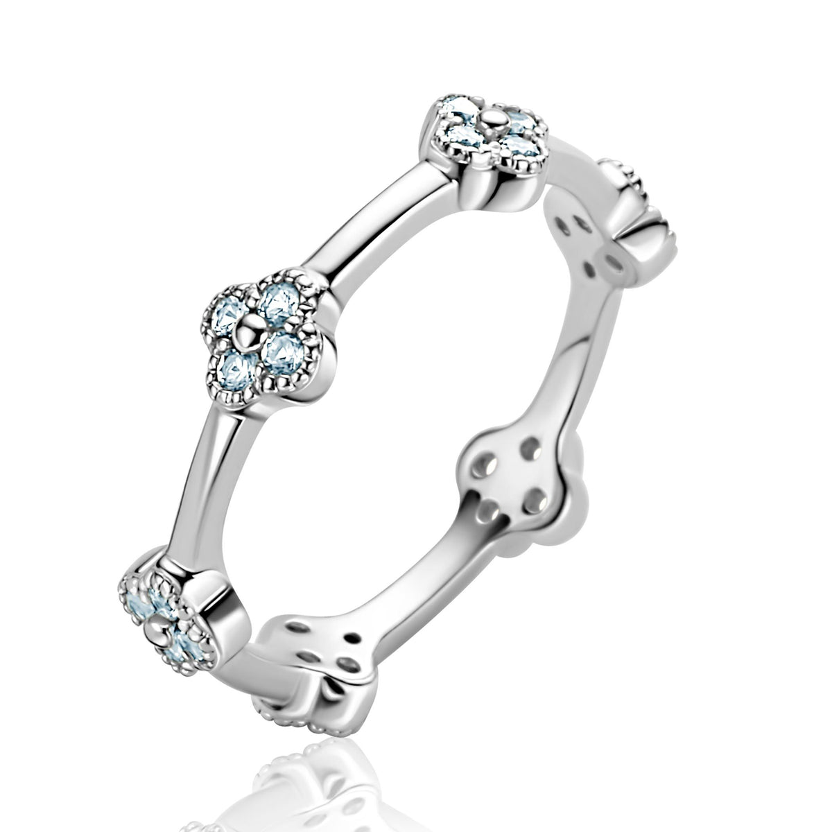 Zilveren ring met bloemmotieven en lichtblauwe steentjes.