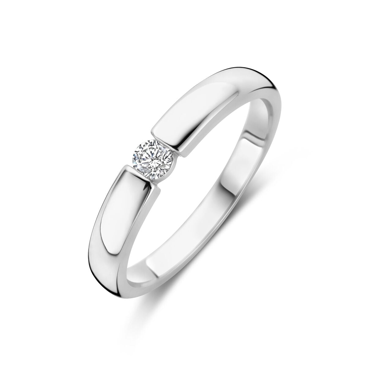 Zilveren gerhodineerde ring met een ronde zirkonia in het midden.