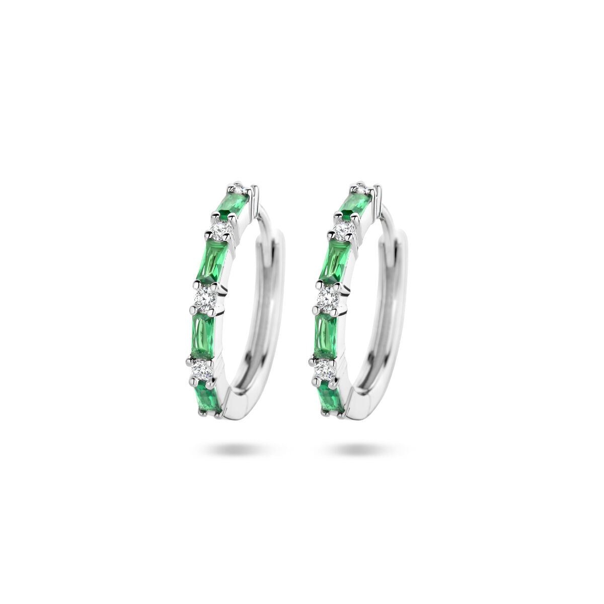 Klapoorringen van zilver met gerhodineerde afwerking, versierd met groene en witte zirkonia.