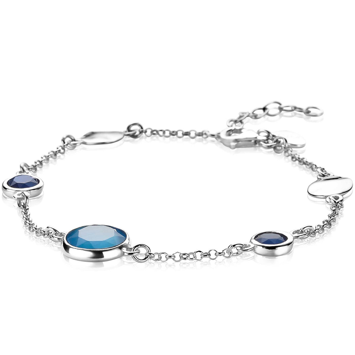De Zinzi Armband Zilver Zia2110 heeft een zilveren ketting met gelijkmatig verdeelde ronde blauwe edelstenen in bezels en een verstelbare sluiting voor de perfecte maat. Het is een prachtige blauwe armband die elke outfit verbetert.