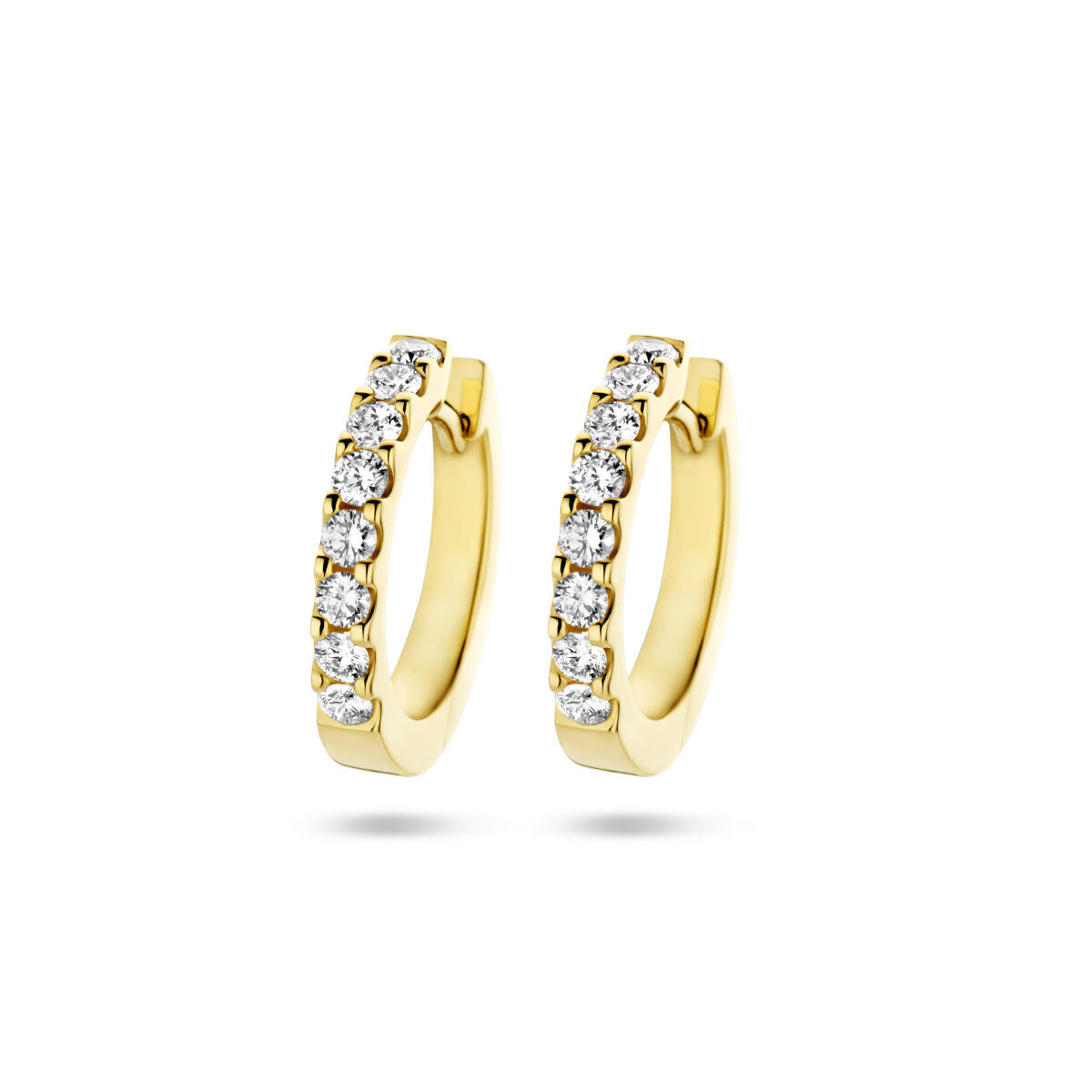 Klapoorringen van 14K geelgoud met een rij van tien diamanten van in totaal 0.50ct.