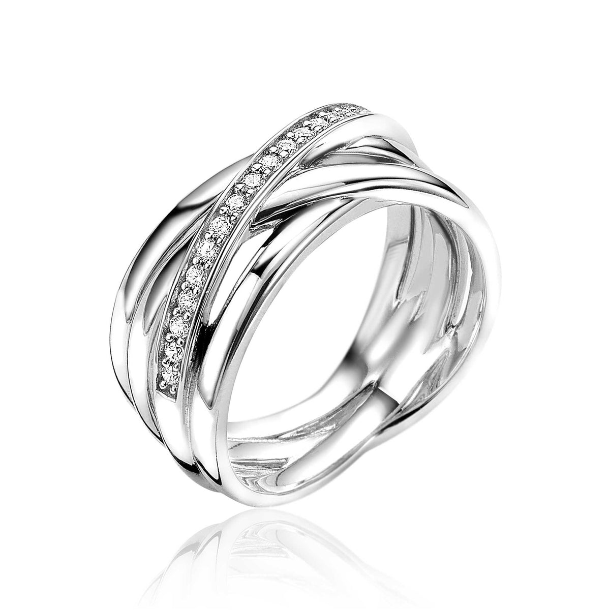 De Zinzi Ring zilver ZIR1790 van Zinzi heeft brede, overlappende zilveren banden waarvan één ingelegd met fonkelende witte zirkonia's, afgebeeld op een glanzend wit oppervlak.