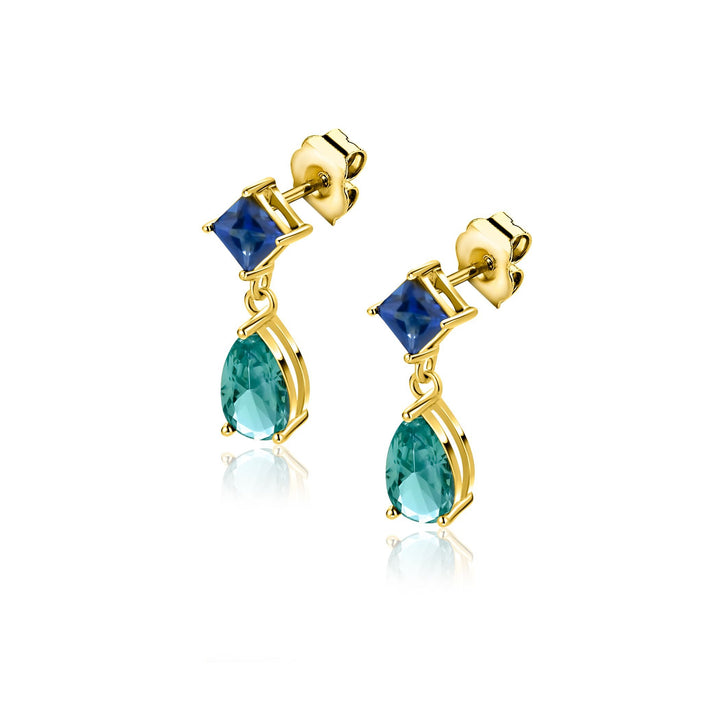 De elegante Zinzi Oorbellen Gold Plated ZIO2745 hebben gouden oorbellen met vierkante blauwe stenen boven druppelvormige groene stenen, gezet in goud met een reflecterende afwerking, die een opvallend contrast vormen en doen denken aan de klassieke Zinzi stijl, afgebeeld op een witte achtergrond.