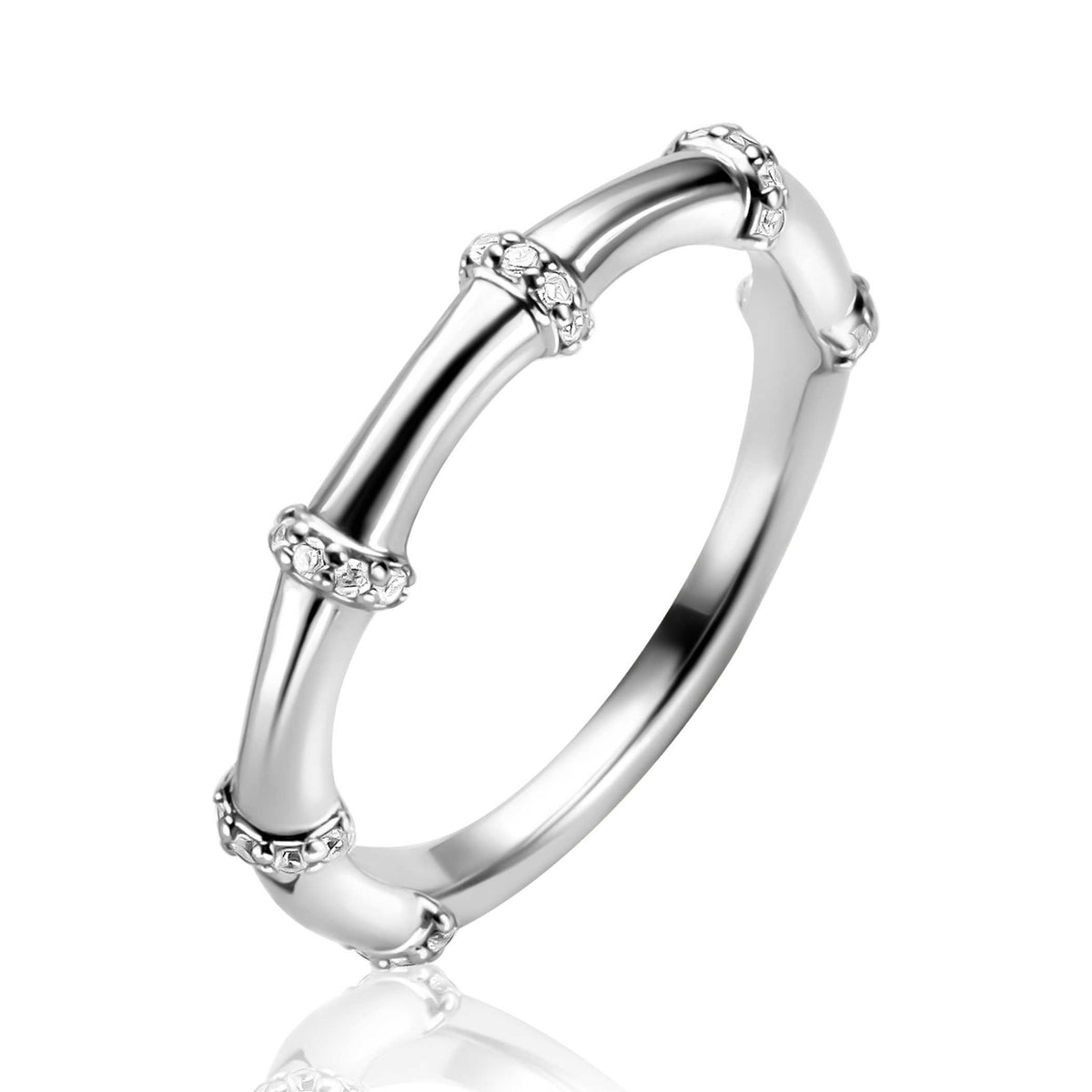 Zilveren ring met een gladde afwerking en kleine, sprankelende steentjes.