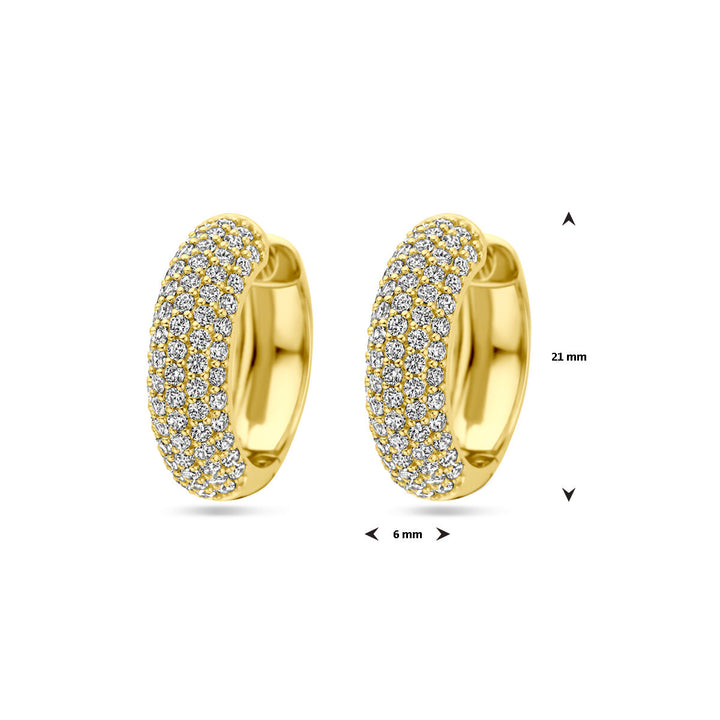 Van der Kooij Collectie klapoorringen zirkonia 21 mm, verguld met 1 micron geel zilver. De dames oorbellen zijn 21 mm hoog en 6 mm breed, bezet met meerdere rijen fonkelende zirkonia's op witte achtergrond getoond.