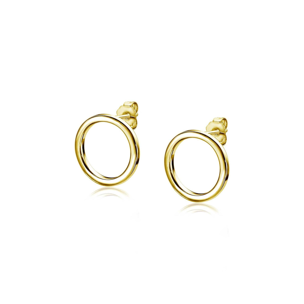 Zilveren oorknoppen met een gele vergulding, rond van vorm en 14,5 mm in diameter.