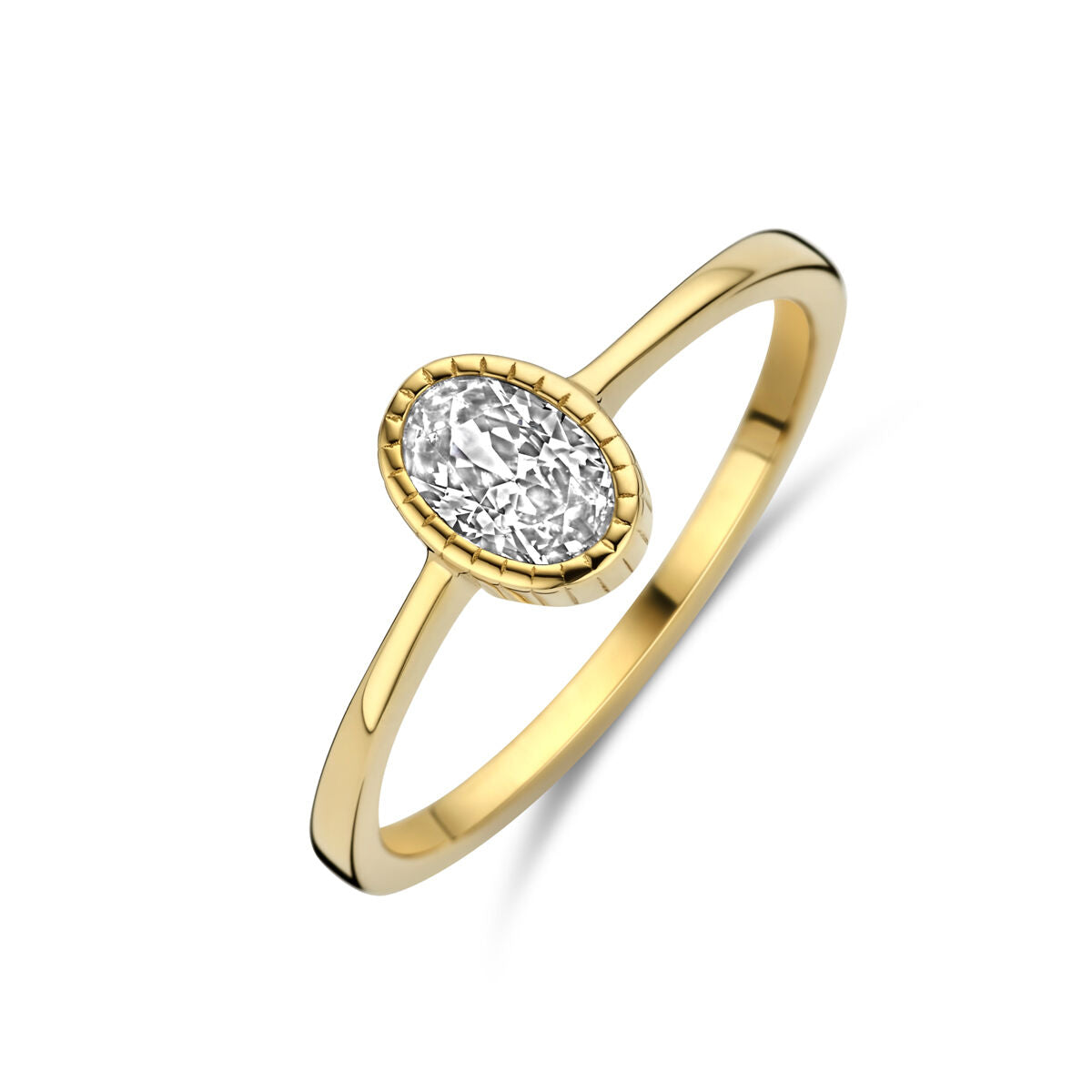 De ring zirkonia 14K geelgoud van Van der Kooij Collectie is een slanke geelgouden ring met een ovale heldere zirkoon in een strakke bezelzetting - ideaal voor dames die houden van tijdloze elegantie.