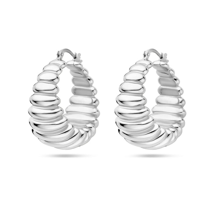 Een paar Van der Kooij Collectie oorringen 34 mm zilver gerhodineerd met een grof, geribbeld ontwerp worden tentoongesteld tegen een witte achtergrond: stijlvolle damesaccessoires gemaakt voor langdurige glans.