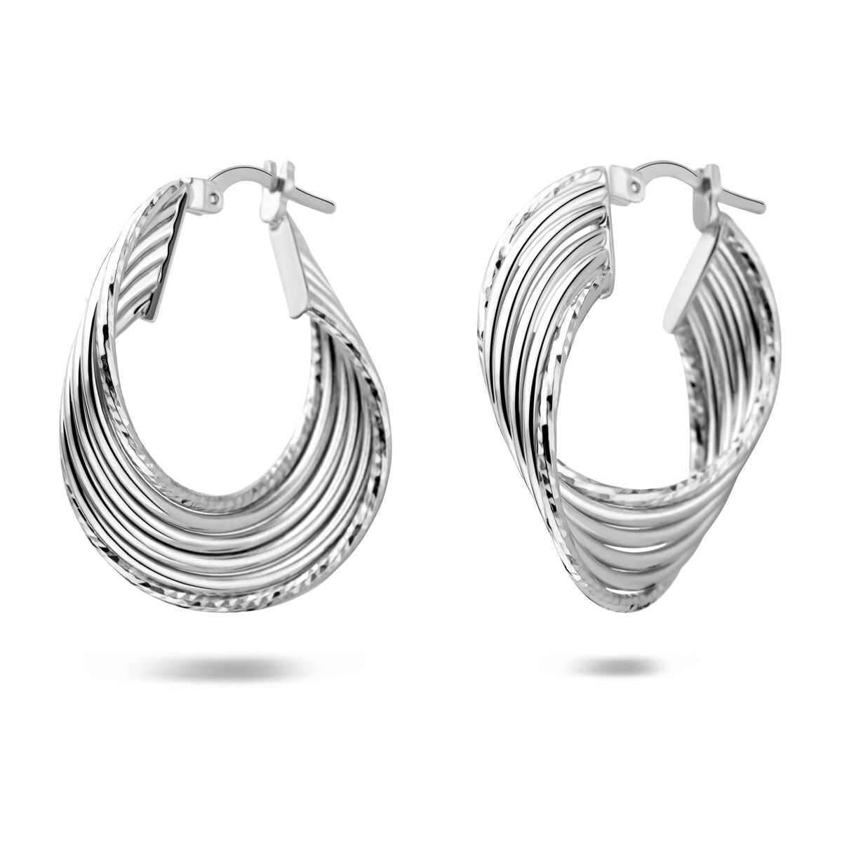 Zilveren ovale oorringen van gerhodineerd 925 zilver met een gestreepte afwerking.