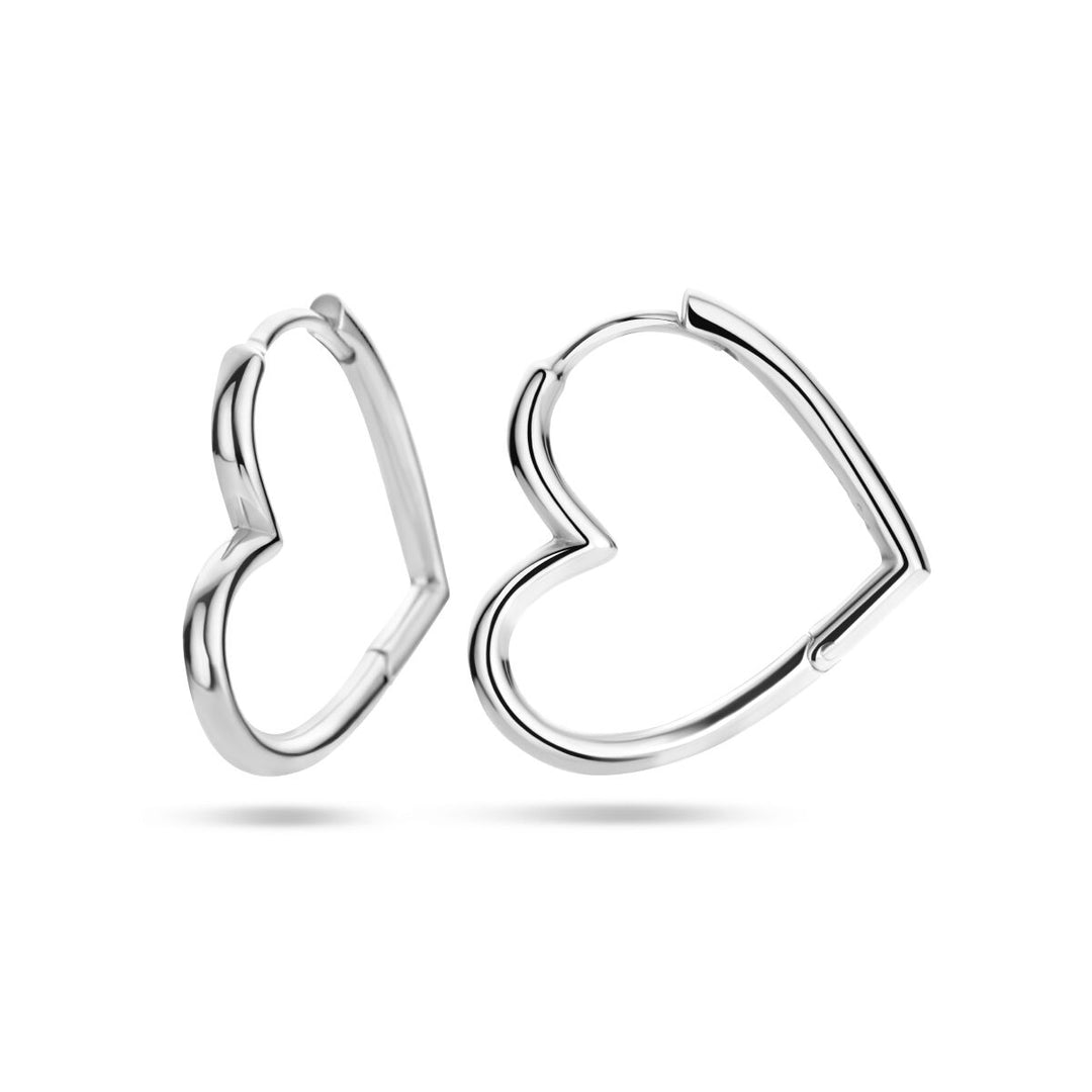 Een paar Van der Kooij Collectie oorringen hart zilver gerhodineerd, perfect voor Valentijn, getoond op een witte achtergrond.