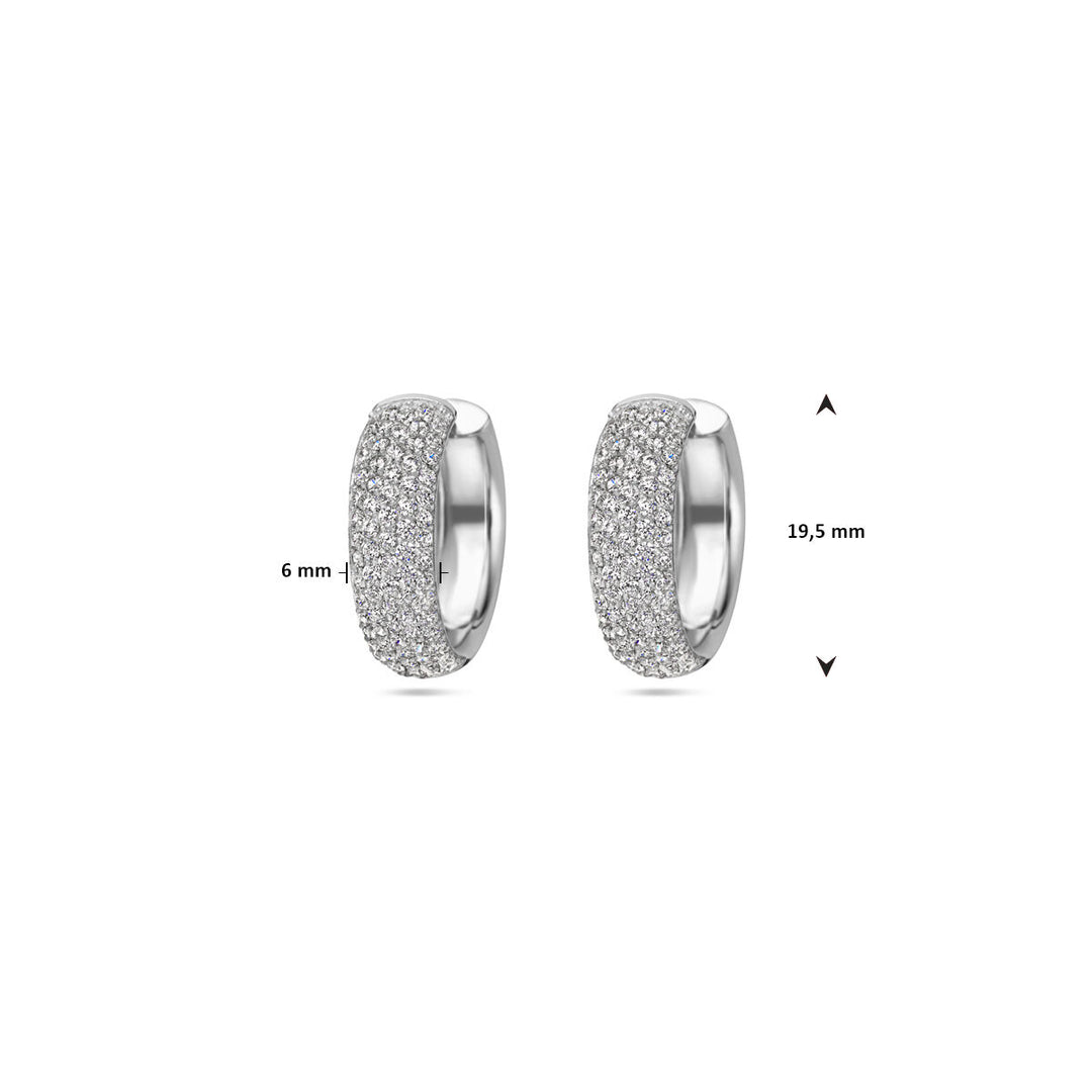 Een paar Van der Kooij Collectie klapoorringen zirkonia zilver gerhodineerd, dames oorbellen met kleine zirkonia, 6 mm breed en 19,5 mm hoog; afmetingen getoond op een witte achtergrond met pijlen en tekst.