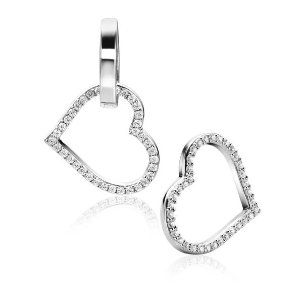 Twee Zinzi Oorbedels zilver ZICH2447 van Zinzi worden getoond tegen een witte achtergrond - de ene staat rechtop en toont de haak, terwijl de andere plat ligt, waardoor het elegante hartvormige ontwerp met fonkelende edelstenen wordt benadrukt.