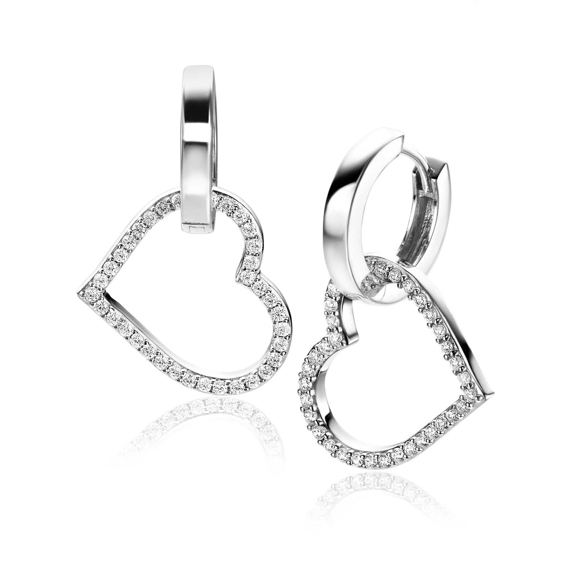 Een paar Zinzi Oorbedels zilver ZICH2447, elk met een bungelend open hart versierd met fonkelende steentjes, afgebeeld op een witte achtergrond.