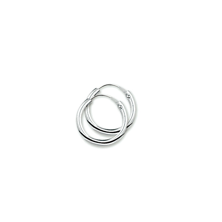 Zilveren oorringen van 1,8 mm met een ronde buisvorm en een eenvoudige sluiting.