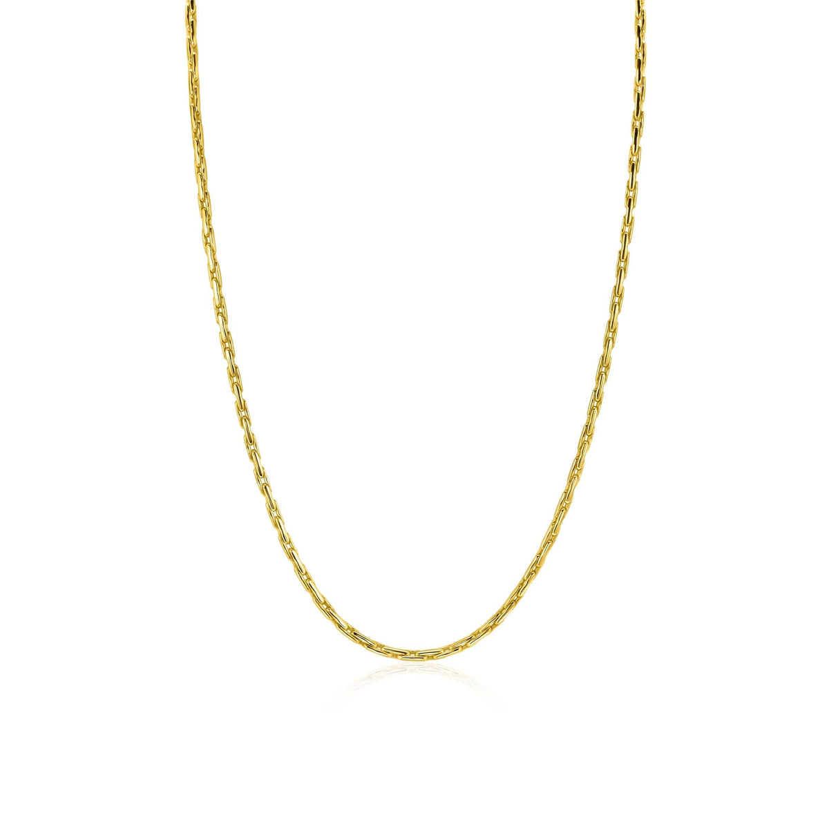 De Zinzi ketting ZIC2648G 43-45cm is een eenvoudige goudkleurige ketting met een delicaat gedraaid schakelontwerp op een effen witte achtergrond.