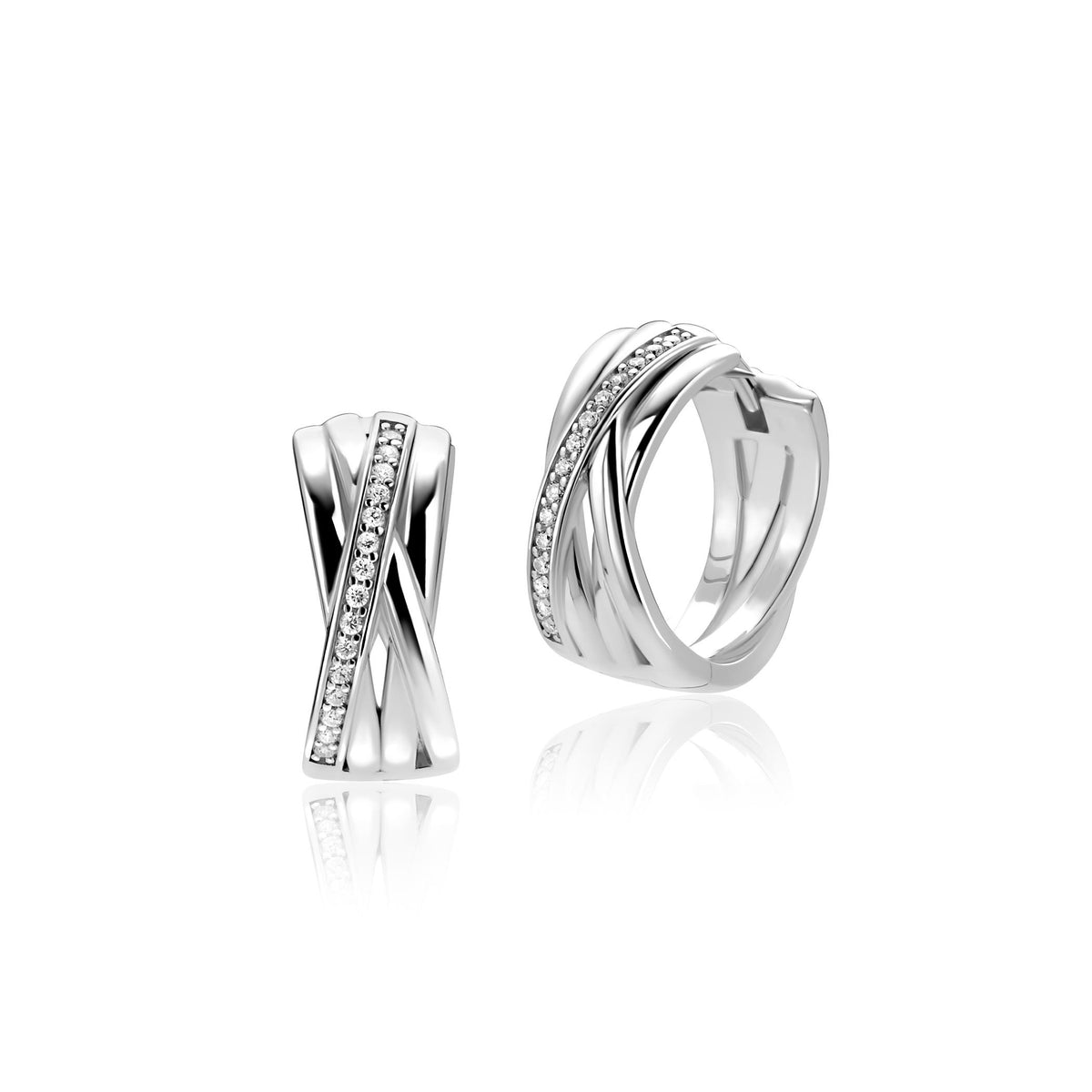De Zinzi Oorbellen Zilver ZIO1790 zijn elegante zilveren oorringen met een overlappend X-design en een rij witte zirkonen, afgebeeld op een witte achtergrond - ideaal voor een tijdloze Zinzi look.