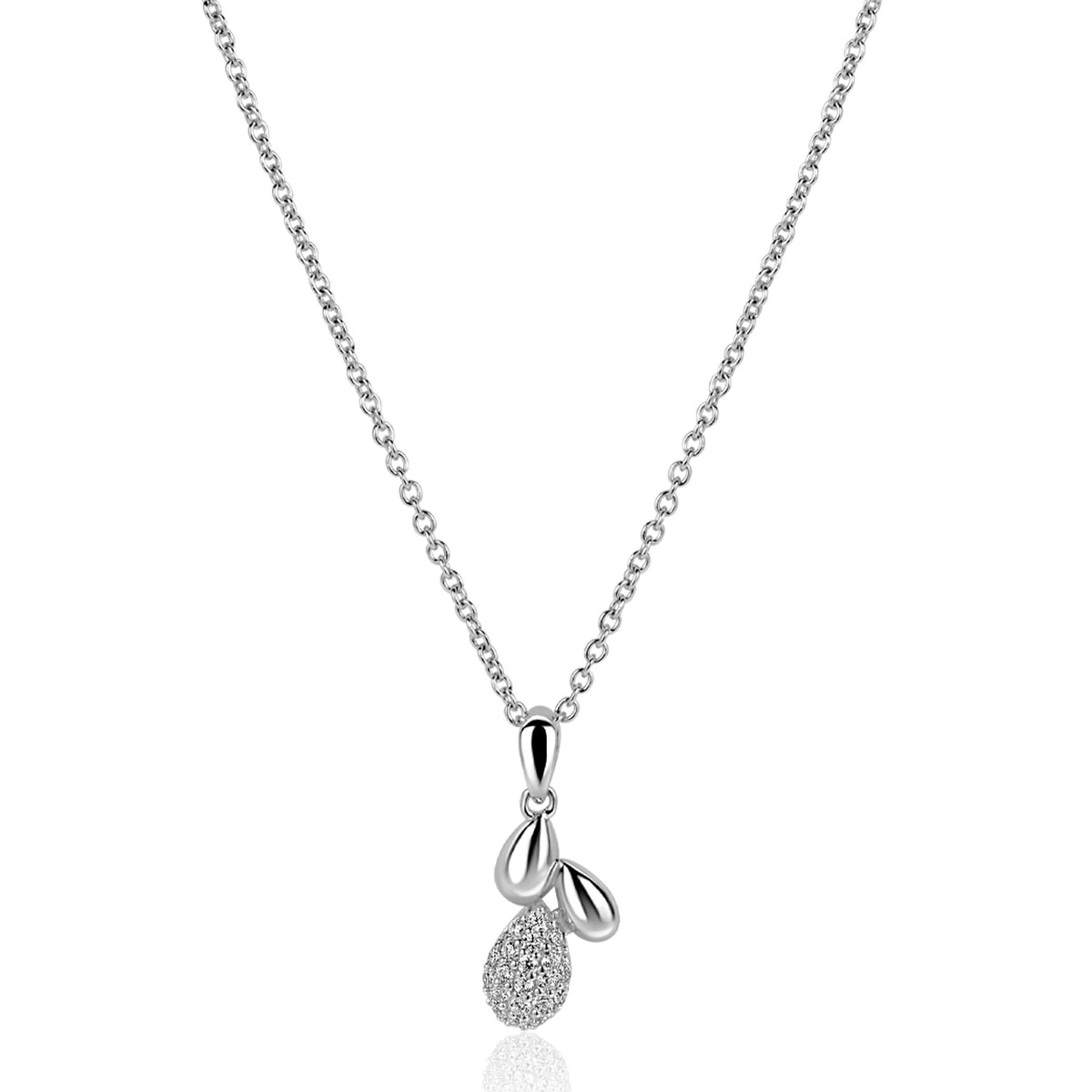 Zilveren ketting met een druppelvormige hanger, versierd met kleine steentjes.