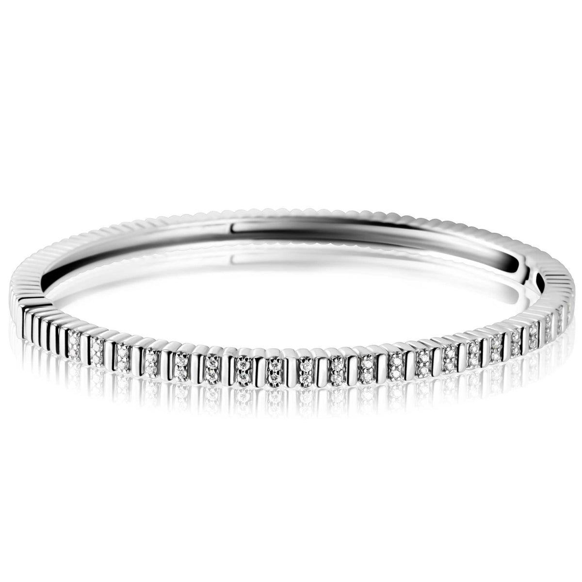 Zilveren armband met een strakke afwerking en ingelegde steentjes, diameter 60 mm.