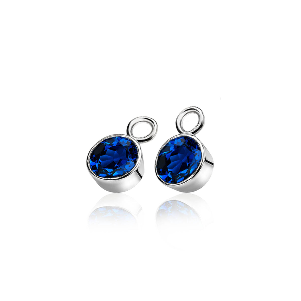 Zilveren oorbellen met een ronde, blauwe steen en een eenvoudige, moderne afwerking.