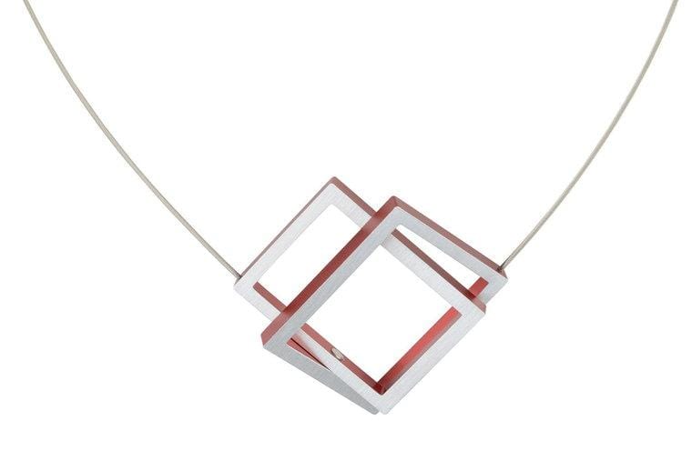 Collier met twee in elkaar geschoven rechthoeken in rood en zilver, op een dunne ketting.