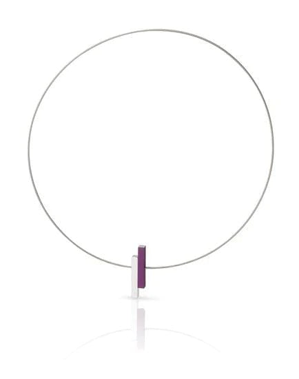 Collier met eenvoudige staafjes in paars en wit, op een dunne zilveren ketting.