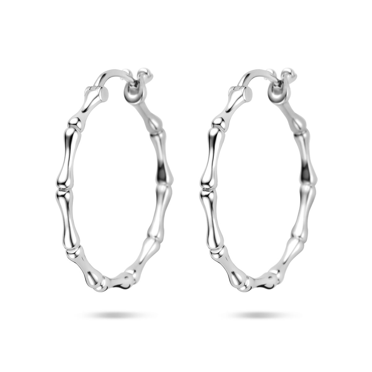 Zilveren klapoorringen van gerhodineerd 925 zilver met een organische, gebogen vorm.