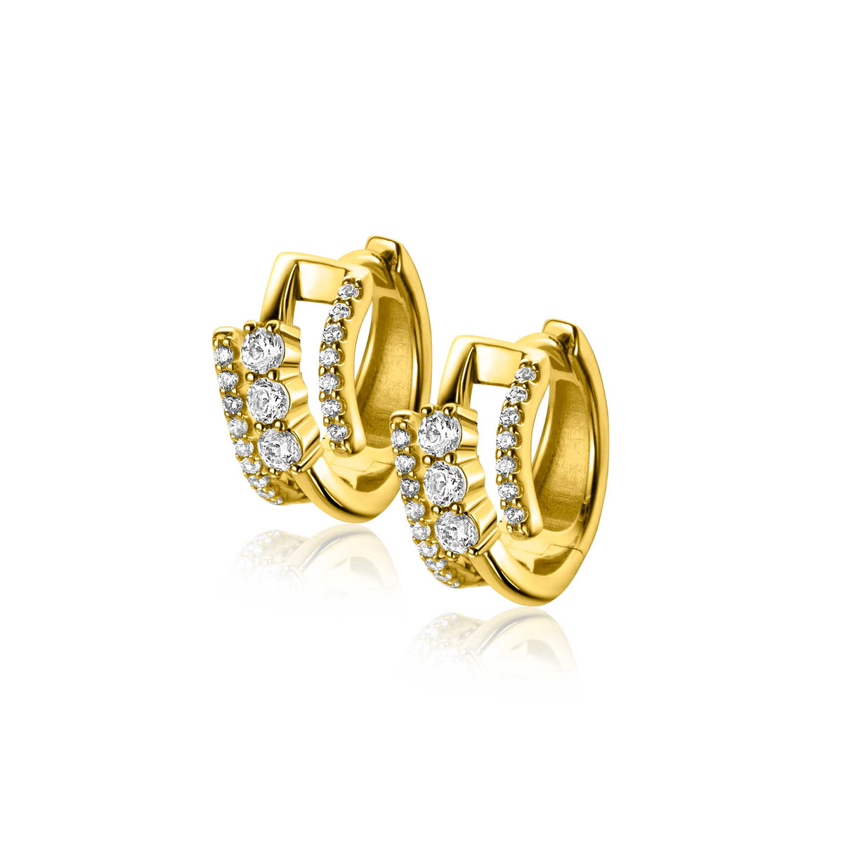Een paar vergulde Zinzi oorringen zilver ZIO2645Y van Zinzi, met rijen fonkelende ronde diamanten op een witte achtergrond.