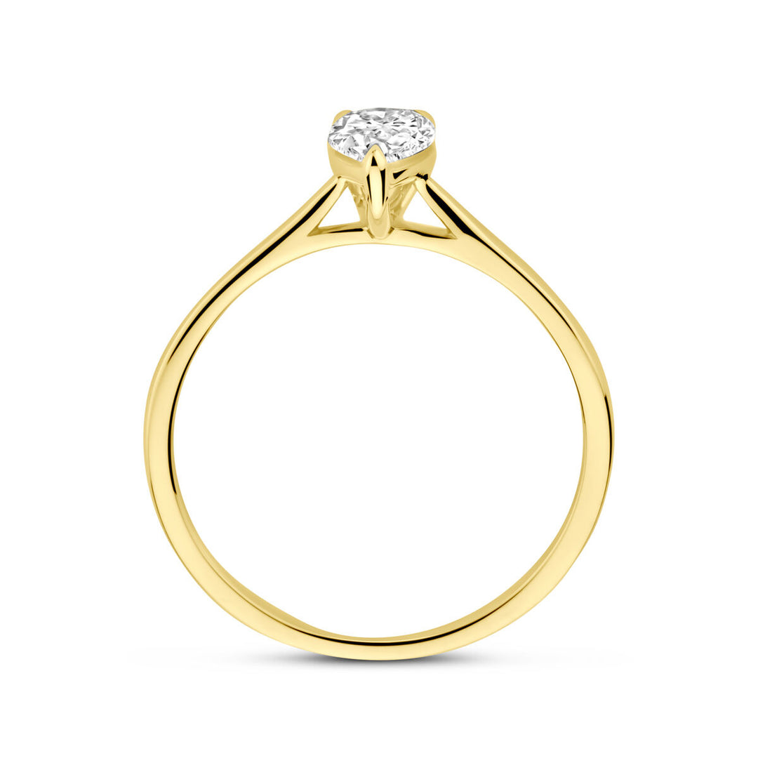 Een 14K geelgouden Van der Kooij Collectie damesring met een 0.50ct H SI lab grown diamant in briljant slijpsel en vierpoots zetting, van opzij gefotografeerd tegen een witte achtergrond.
