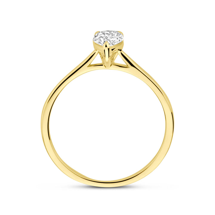 Een 14K geelgouden Van der Kooij Collectie damesring met een 0.50ct H SI lab grown diamant in briljant slijpsel en vierpoots zetting, van opzij gefotografeerd tegen een witte achtergrond.